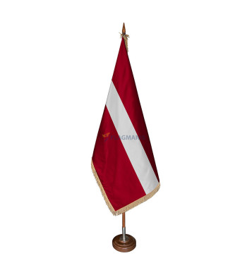Latvijas karogs ar bārkstīm, zīdaini spīdīgs