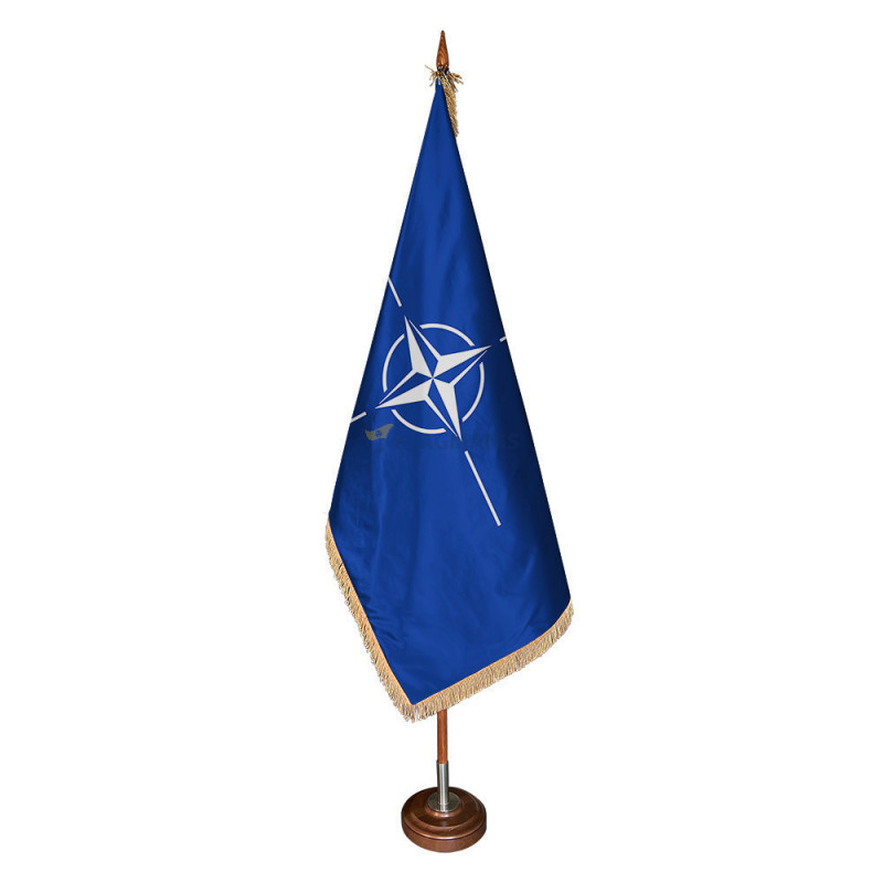 NATO karogs ar bārkstīm, zīdaini spīdīgs